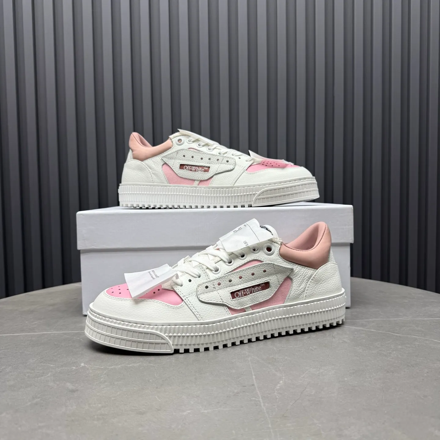 Men's shoes💰680 OFF WHITE ⚡️Couple style⚡️The latest spring style street casual shoes, released with the highest quality version on the market👊Series original mold opening, original lasting, production technology 1:1 original version➰🔜The best choice for more and more celebrities and Internet celebrities🔸In the classics Changes in the code🔸Innovate in the trend🔸Strive to break away from the shackles of bad street design🔝Although he is not the originator of fashion design, he is definitely a shining dark horse in avant-garde design🐴🆙Do not follow the trend🔅Not universal beauty🔅 Fabric💯First-layer cowhide Lining💯Imported skin-friendly and environmentally friendly polyester mesh Foot pads💯Original molded high-elastic environmentally friendly molding pads Midsole💯Made with original last-last technology Outsole💯Rubber outsole Packaging💯Official website synchronizes full set of packaging (brand wrapping paper, brand certificate, brand cloth bag) Code numbers 35-44, 45 46 Customized